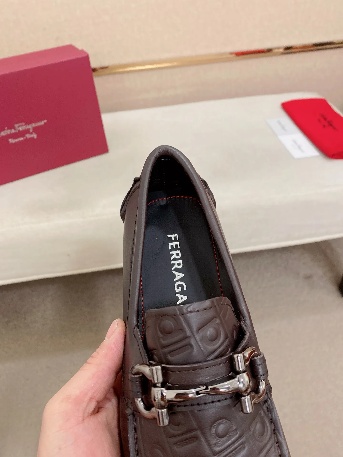 Men's shoes💰: 560💰High-end quality! Ferragamo🆕🆕Exclusive hot-selling products in stock🔥🔥New products on the shelves, high-quality Ferragamo men's pea shoes, high-end casual driving shoes, with complete packaging! 💪 💪 Material: imported cowhide 🐂 + imported high-quality water-dyed cowhide lining + wear-resistant outsole 👍🏻👍🏻 Features: high-end and comfortable, purely handmade 🚀 🚀 Create the perfect shoes that suit you best 🔥 🔥 Size: (38-44) 45 standard size can be customized!